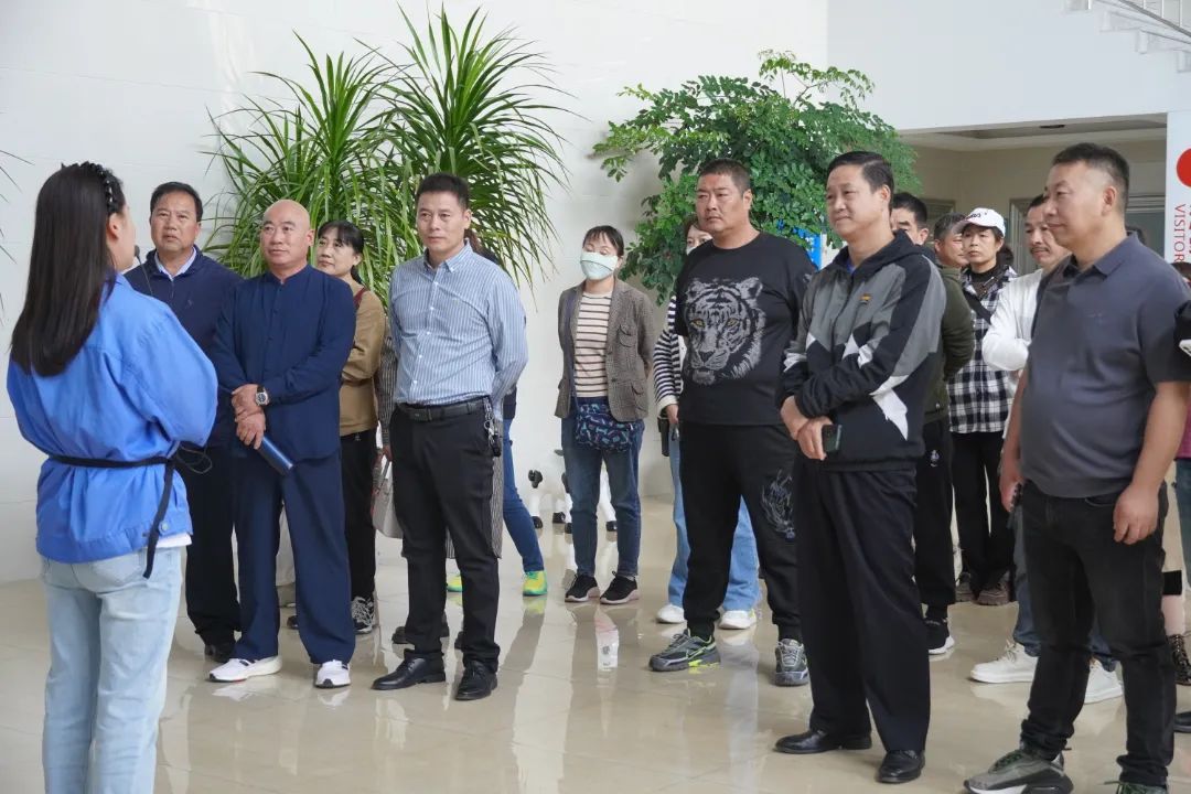 孟州消費(fèi)者到公司參加“透明工廠游”活動(dòng)